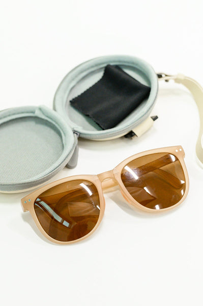 Collapsible Girlfriend Sunnies & Case in Tan