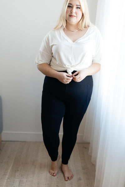 Pockets On The Side Leggings in Black