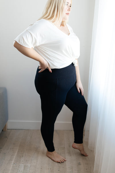 Pockets On The Side Leggings in Black