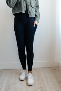 Pockets On The Side Leggings in Black